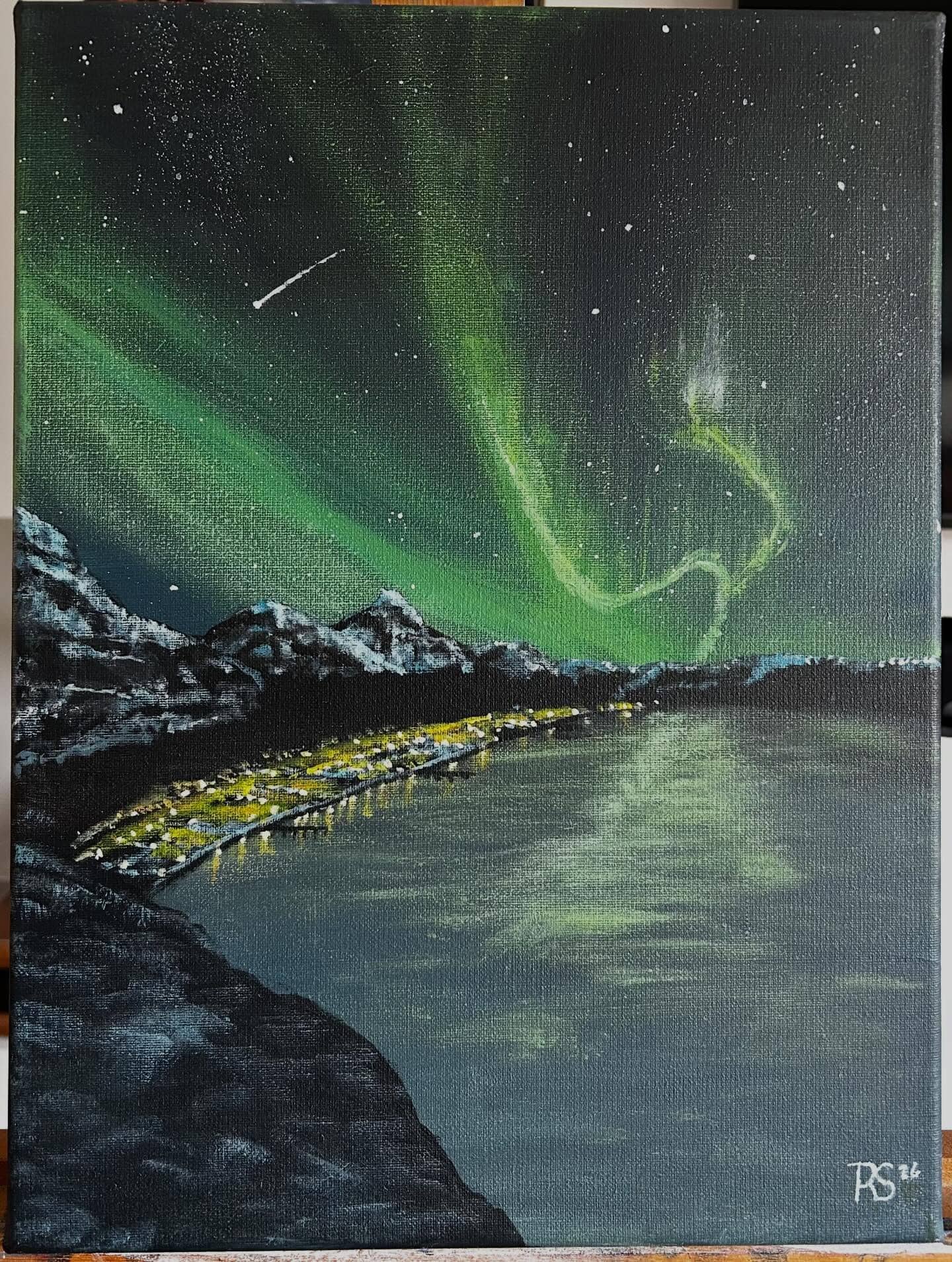 Noorderlicht 30x40 — Groen noorderlicht danst boven een verlichte kustplaats tussen besneeuwde bergen.